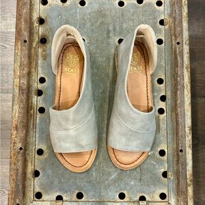 BEAST FASHION Women's Gray Side Cutout Sandals